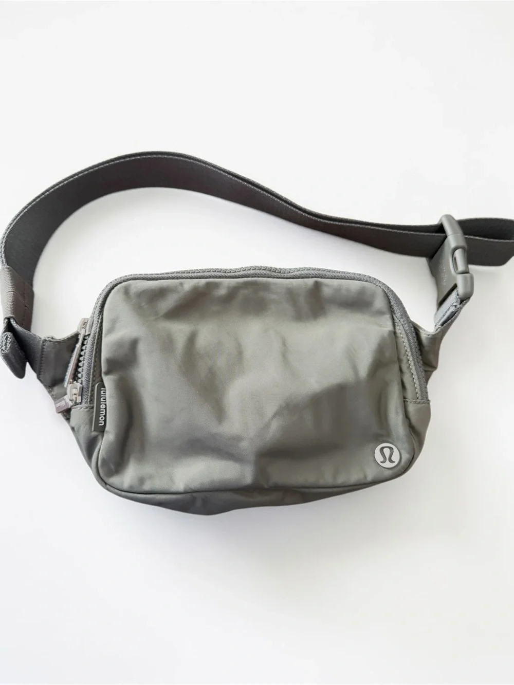 Lululemon Everywhere Belt Bag 2L Grey Sage Crossbody Waist Bag O/S EUC - Picture 2 of 10